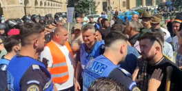 Mii de oieri si fermieri protesteaza in Bucuresti impotriva normelor UE care ii obliga sa-si vaccineze animalele. Jandarmii au dat cu gaze lacrimogene