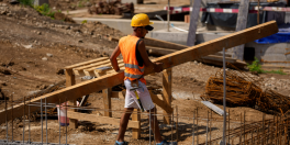 Numărul autorizațiilor de construire pentru clădiri a scăzut în 2026