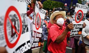 ADOPTAREA BITCOIN DECLANSEAZA TURBULENTE IN EL SALVADOR – Un criptosceptic participant la proteste anti-Bitcoin, arestat si perchezitionat de politie