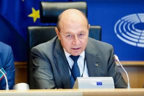 BASESCU ATACA FARA MILA –  "Mai hotilor si din moartea romanilor vreti sa faceti bani?!"