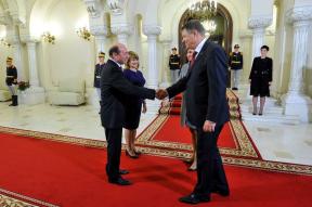 Basescu face misto crunt de Iohannis