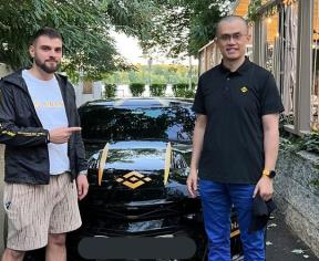 CEO BINANCE, LA O TERASA IN HERASTRAU – Miliardarul s-a fotografiat cu un fan dupa intalnirea cu oficialii de la Bucuresti: "Am vazut aceasta masina pe Twitter acum cativa ani”