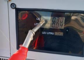 FURT LA POMPA - O statie Lukoil a fost inchisa: "La ridicarea pistolului din pompa de alimentare fara actionarea acestuia, pe display-ul pompei se evidentia: Litri 0,04 respectiv 0,05, Lei 0,30 respectiv 0.37" (Foto)