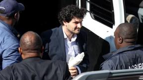 LOVITURA DE TEATRU IN DOSARUL BANKMAN-FRIED – Fostul CEO al FTX a ajuns in custodia autoritatilor din New York dupa ce a cerut voluntar extradarea. Avocatul lui El Chapo: Ar putea indica un deal cu procurorii