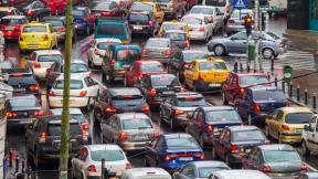 PRIMARIA CAPITALEI VREA SA FACA 1 MILION PE ZI DIN PARCARI - Accesul autovehiculelor pe trotuare, blocat