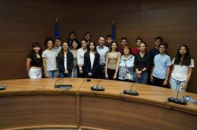 VIITORUL ROMANIEI - Primarul Robert Negoita a premiat elevii de top din Sectorul 3