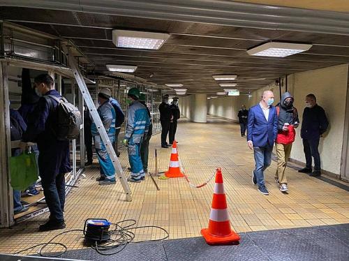 A INCEPUT EVACUAREA SPATIILOR COMERCIALE DE LA METROU – Politistii sunt la fata locului