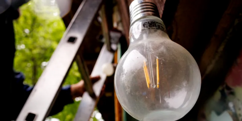 De teama facturilor uriașe la energie, românii au închis becul. Iată cu cât a scăzut consumul