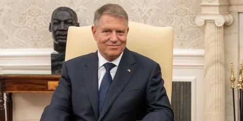 Klaus Iohannis a promulgat modificarile la Codul muncii. Se instituie noi reguli pentru parintii care isi cresc singuri copiii (Legea)