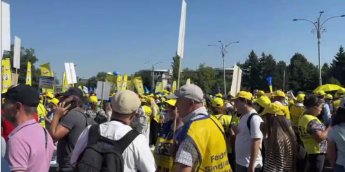 Profesorii, la geamul lui Bolojan. Sunt proteste ample in Capitala in urma masurilor de austeritate luate de Guvern 
