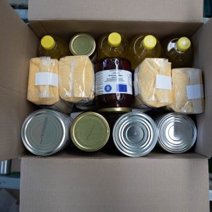 ​A INCEPUT DISTRIBUIREA ALIMENTELOR PENTRU PERSOANELE VULNERABILE – Valoarea pachetelor este de 390 lei. Se incarca si cardurile sociale cu 250 lei