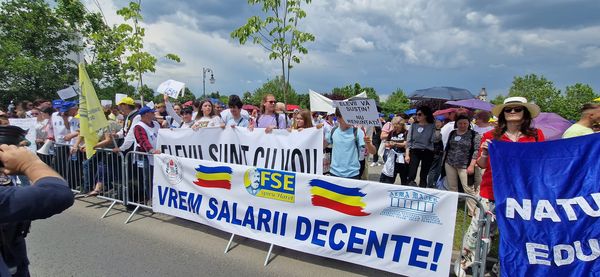 DEPASIT DE SITUATIE - Premierul nu reuseste sa rezolve criza. Greva generala din invatamant continua. Cadrele din educatie sunt in strada. Protestarii resping ajutorul social, si cer majorari salariale (Video)