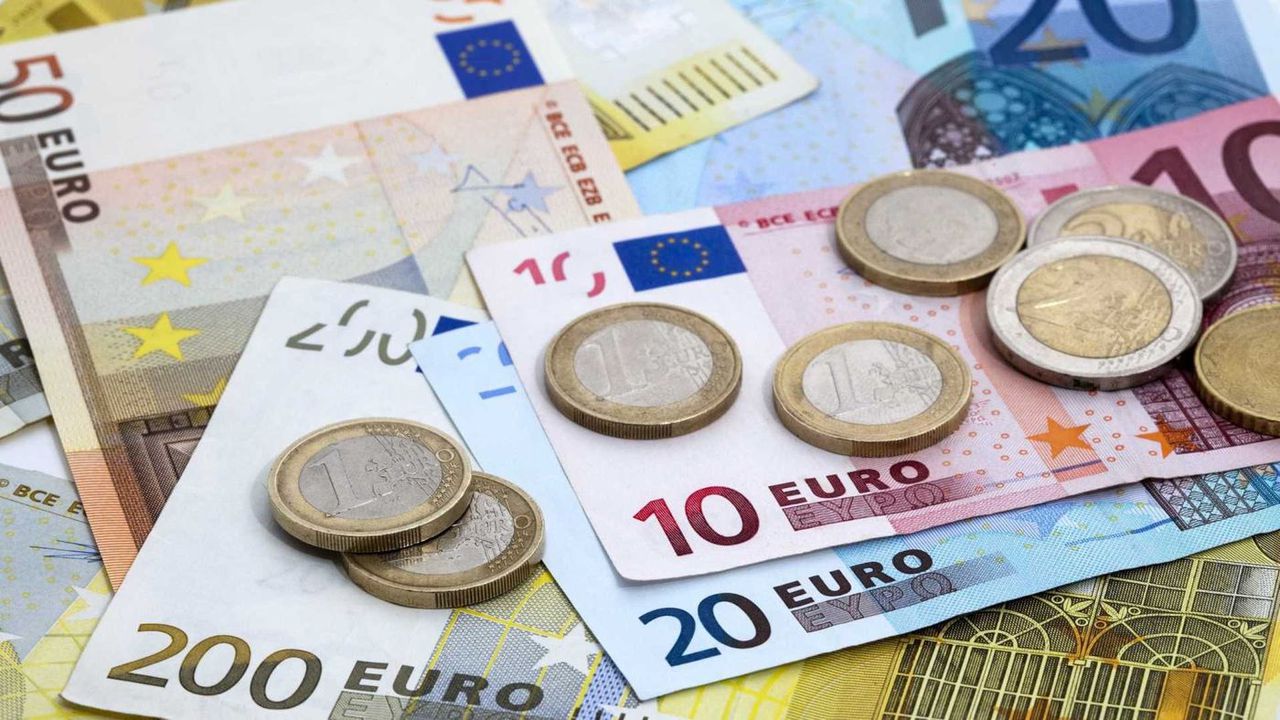 CURSUL EURO LA SFARSIT DE SAPTAMANA – Moneda europeana scade, la fel si facturile