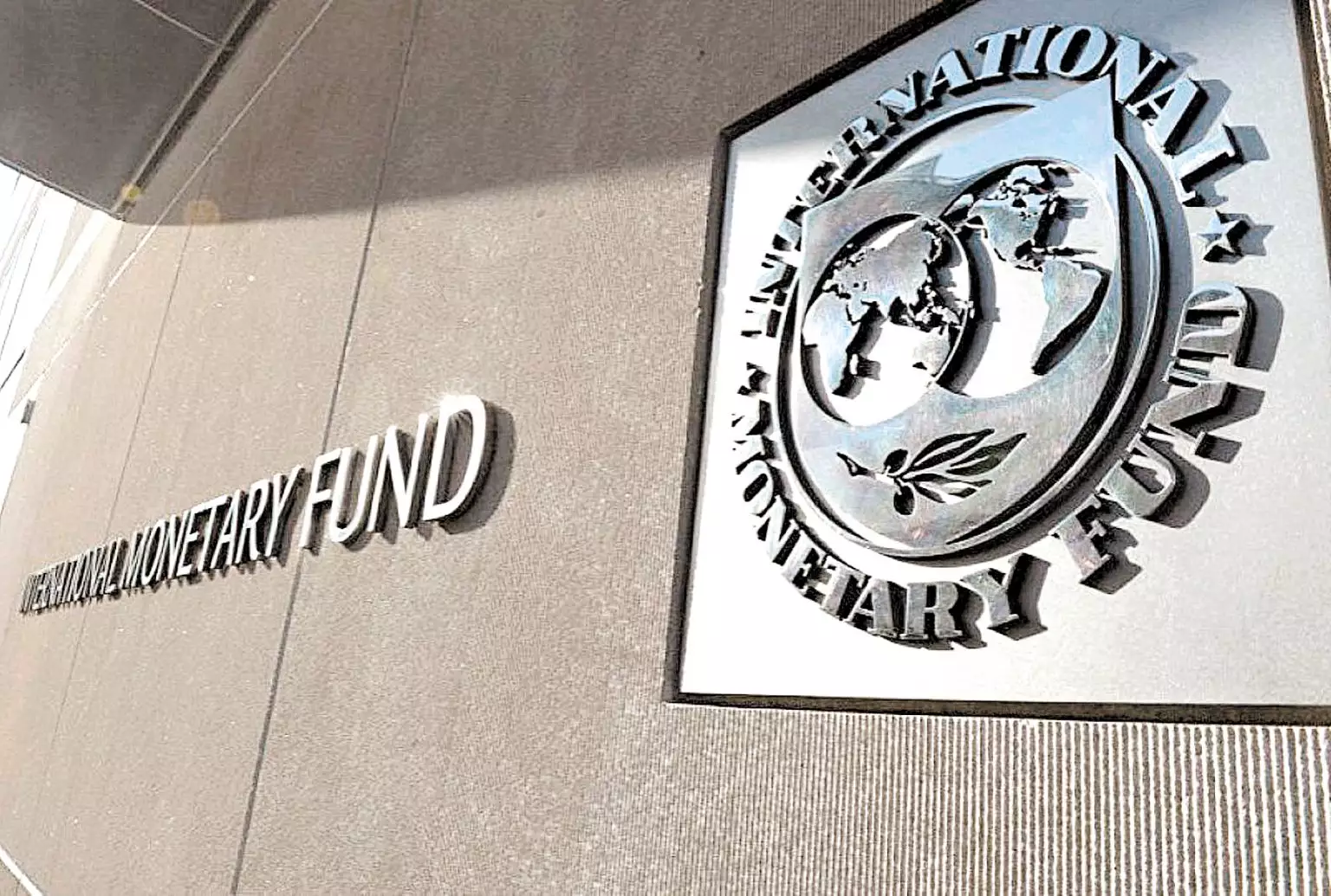 FMI CERE TAXE MAI MARI PE PROPRIETATI – Fondul, nemultumit de taxa de 1% pe marile companii si banci