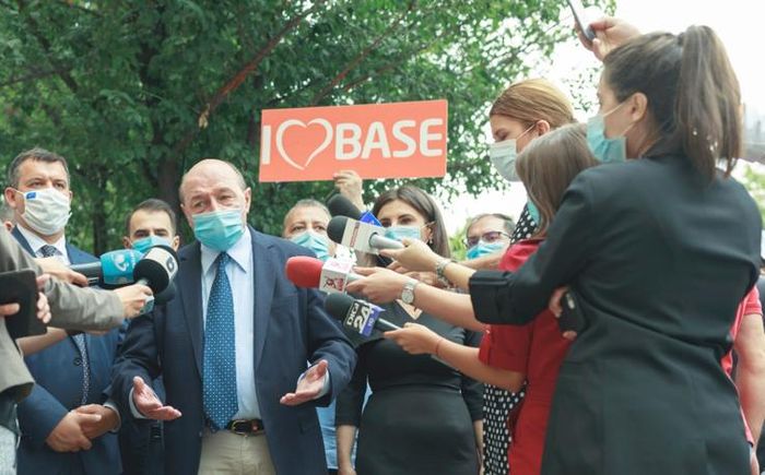 NICUSOR DAN TREMURA CAND AUDE DE BASESCU – Candidatul PNL-USR fuge mancand pamantul de fostul presedinte al Romaniei. Basescu deja l-a linistit: “Ar avea ce sa invete” (Video)