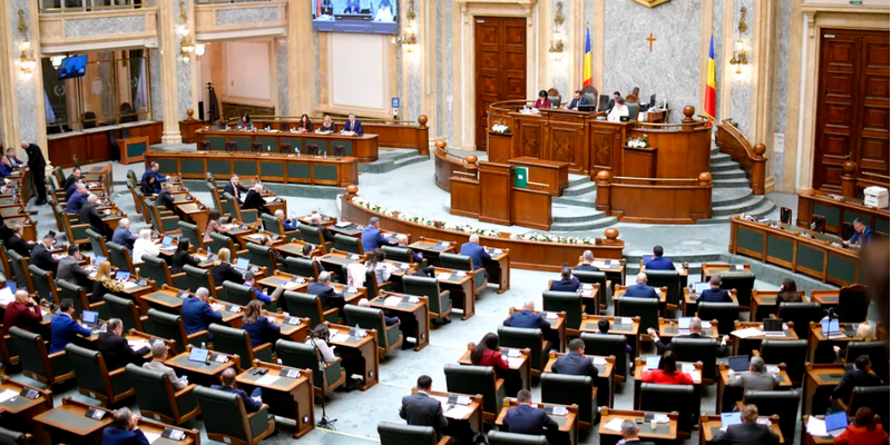 Notificare prin SMS sau pe mail înainte de expirarea actelor administrative. Legea a fost adoptată de Senat (Documente)