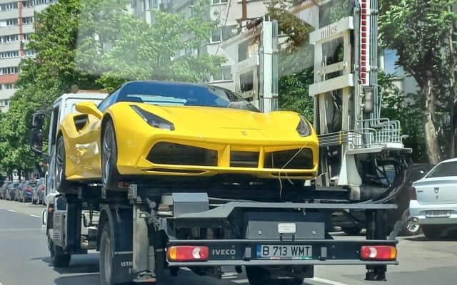 PARCARAREA UNUI FERRARI IN BUCURESTI: IATA CAT COSTA – Bolidul valoreaza peste 200.000 euro. Cat plateste proprietarul sa-l recupereze