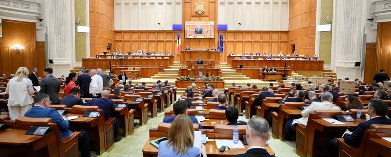 PARLAMENTUL A ADOPTAT UN BUGET CU PROBLEME – Senatorii si deputatii au ignorat semnalele de alarma trase de Consiliul Fiscal si de Consiliul Economic si Social in legatura cu credibilitatea si sustenabilitatea bugetului pentru anul 2024. Parlamentul a vot