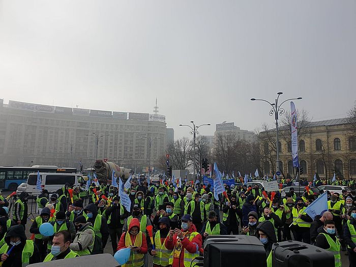 POLITISTII, IN MARS SPRE PARLAMENT – Proteste de amploare  in Capitala impotriva austeritatii: 