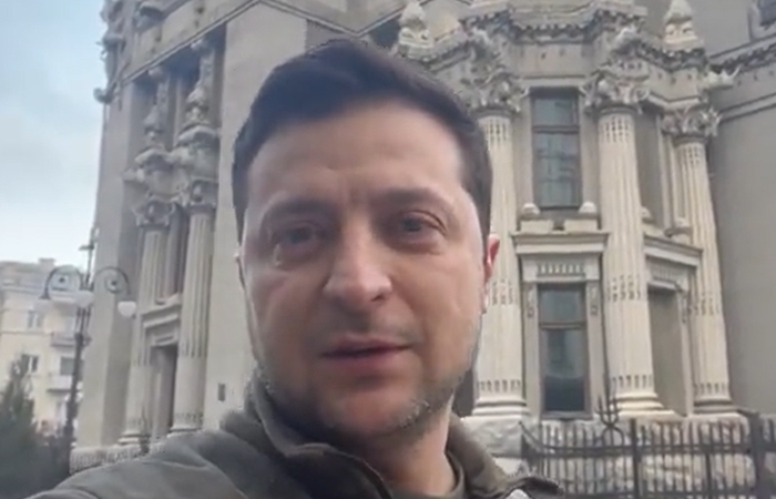 RAZBOI IN UCRAINA – Presedintele Zelenski, live cu telefonul de pe strazile Kievului: “Sunt aici”