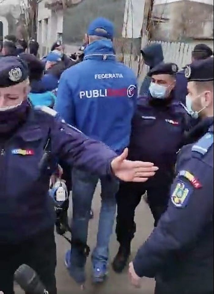 SCANDAL INTRE POLITISTI SI JANDARMI LA PROTESTUL DE LA COTROCENI -  “Raspundeti la comenzi politice? V-a spus Iohannis sa nu ne lasati aici?