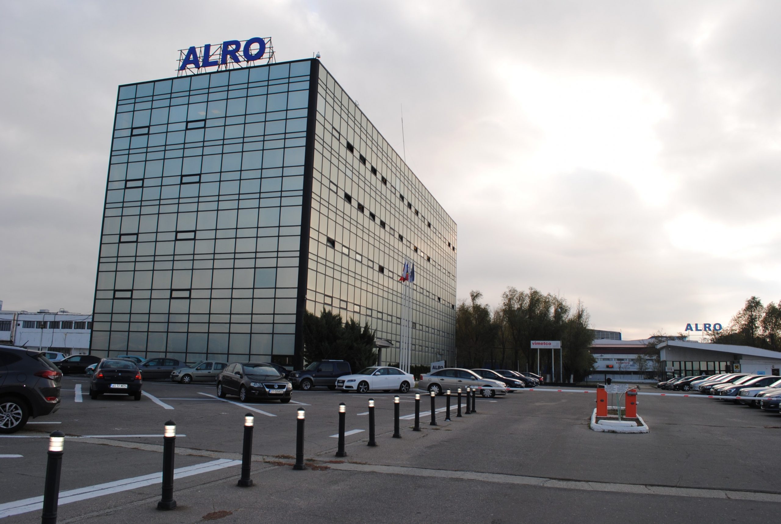 SINDICALISTII DE LA ALRO SLATINA IES IN STRADA -  Cartel ALFA cere Guvernului sa se implice de urgenta in stoparea inchiderii combinatului