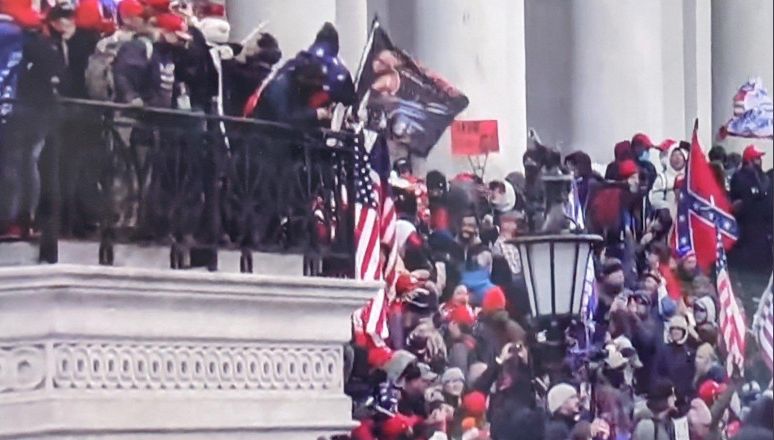 VALIDAREA PRESEDINTELUI SUA - Fanii lui Donald Trump au intrat cu forta in Capitoliu